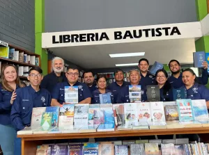 Imagen de Alfonso Triviño y el personal de Librería Bautista